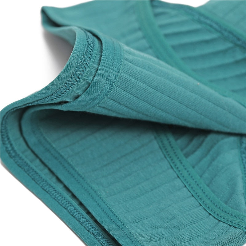 Tissu vert d'un slip pour femme en coton