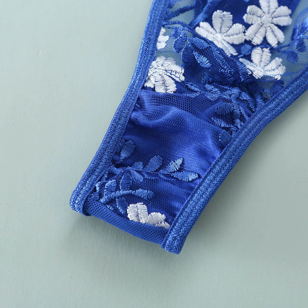 Doublure d'un string bleu en dentelle bleue à fleurs blanches