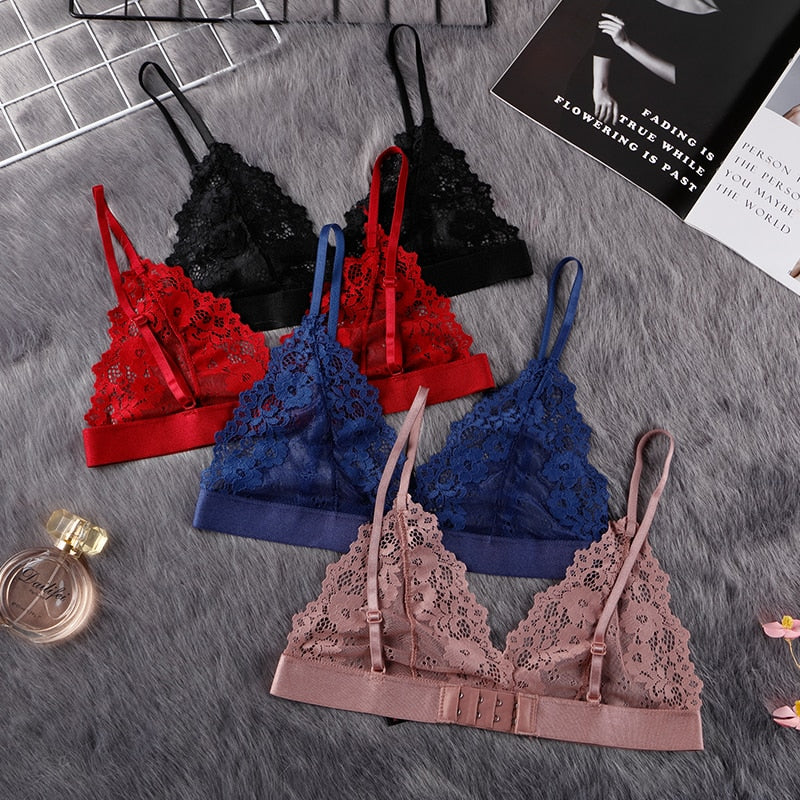 Quatres couleurs de soutien-gorge en dentelle à fleur, noir, rouge, bleu et mauve