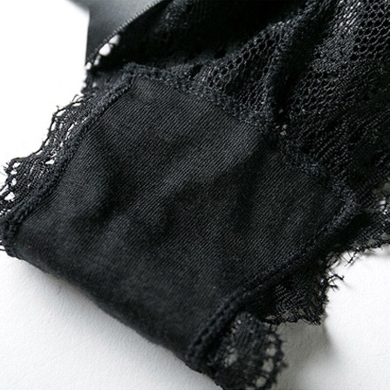 Doublure en coton d'un tanga en dentelle noire