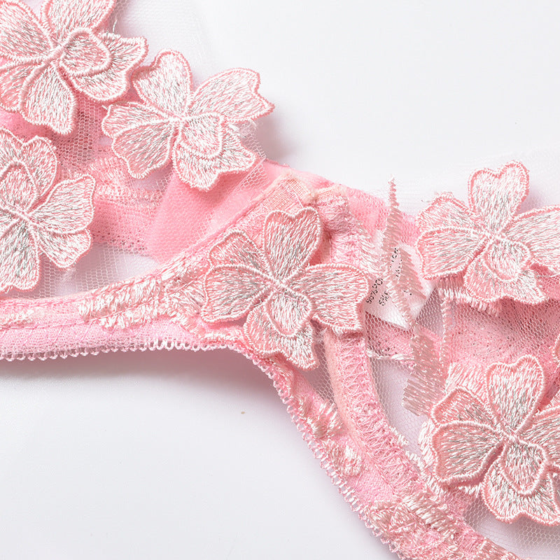 Fleurs brodées sur un soutien-gorge sexy rose