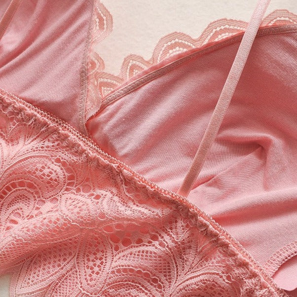 Décolleté d'une bustier en dentelle rose