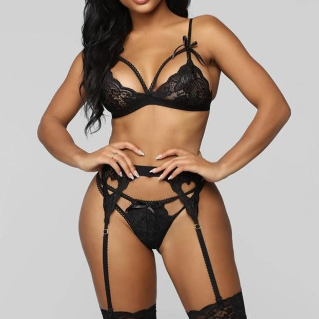 Ensemble de lingerie érotique dentelle et jarretelles noir avec petits coeurs