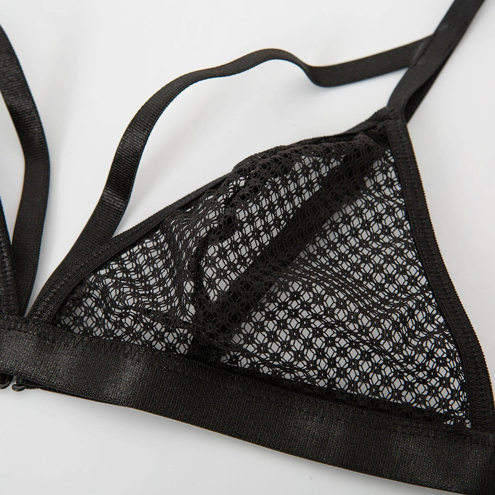 Bonnet d'un soutien-gorge noir en dentelle