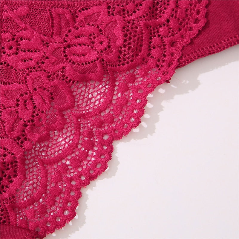 Dentelle d'un string rouge pour femme