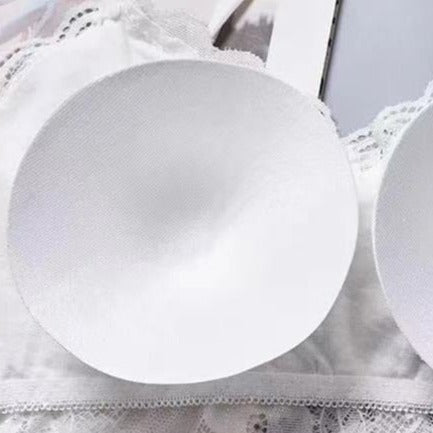 Coque pour seins d'une bralette blanche en dentelle