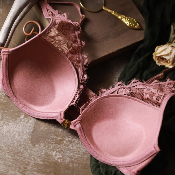 Bonnet rembourré d'un soutien-gorge en dentelle rose