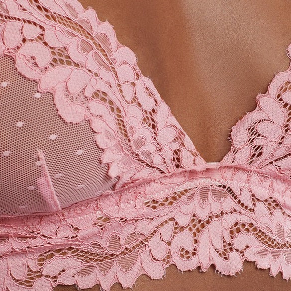 Dentelle d'une bralette transparente sans armature