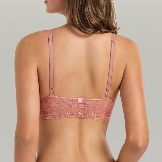 Dos d'une bralette en dentelle florale rose