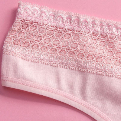 Dentelle rose d'un tanga pour femme