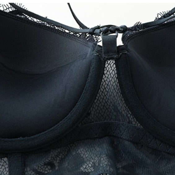 Bonnet d'un soutien-gorge en dentelle noire