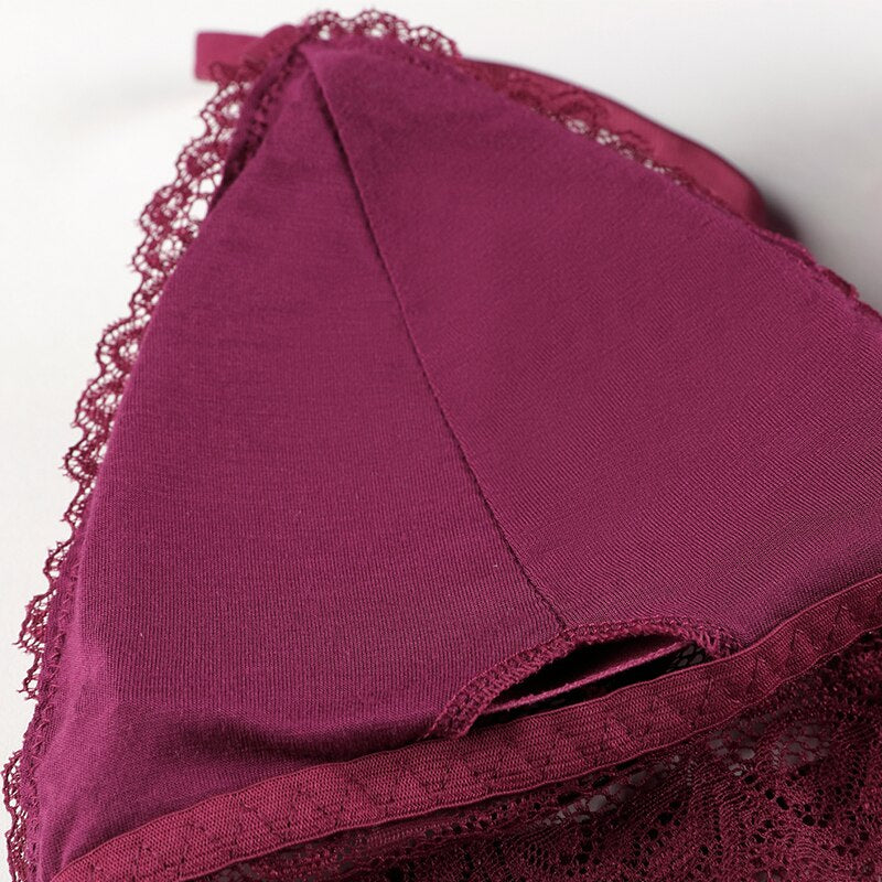 Coque d'une bralette en dentelle bordeaux