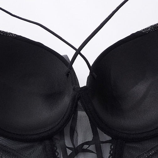 Bonnets rembourrés d'une guêpière sexy en tulle noire