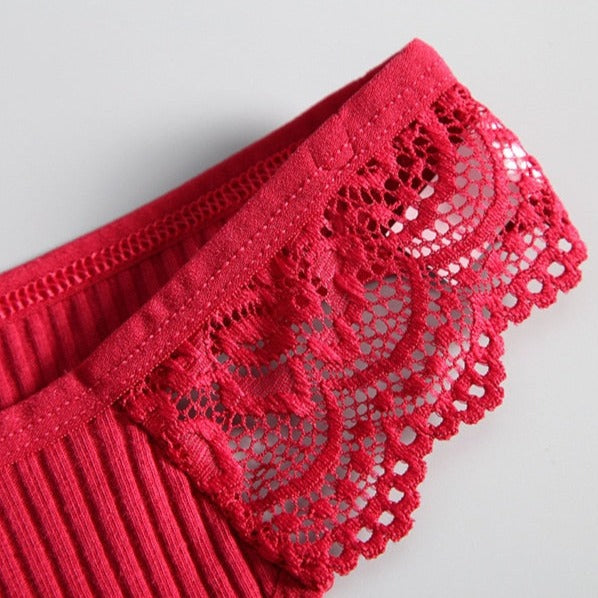 Dentelle rouge d'un string en coton