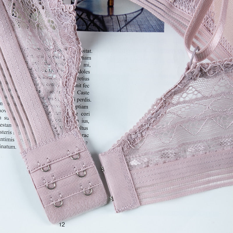 Attaches d'un soutien-gorge en dentelle et avec lanières