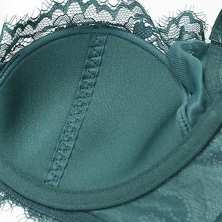 Bonnet d'un soutien-gorge vert en dentelle