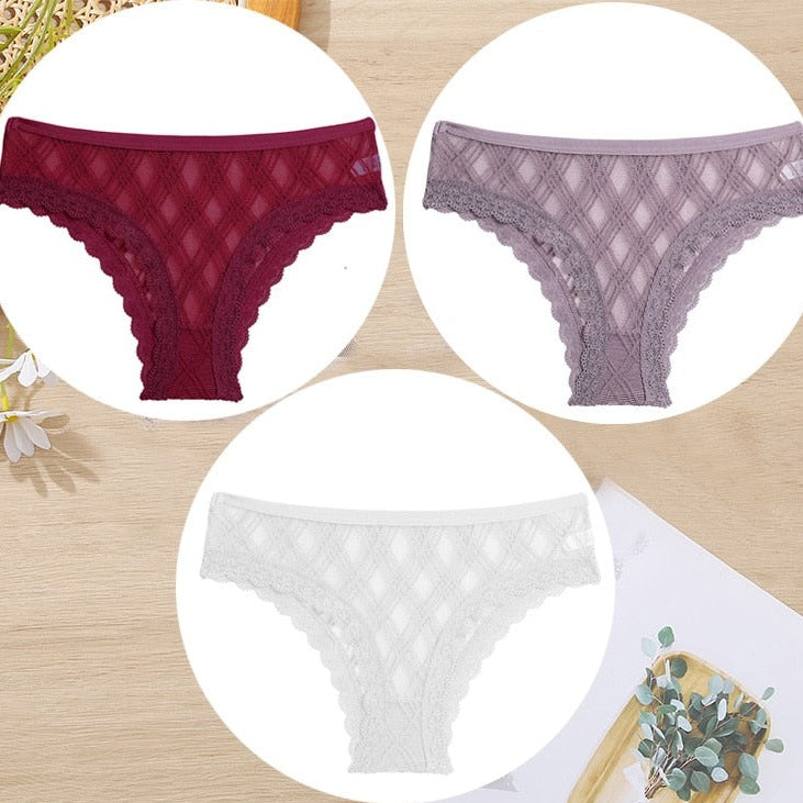 Lot de trois culotte en dentelle rouge, mauve et blanc