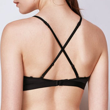 Bretelles croisées d'un soutien-gorge bikini noir