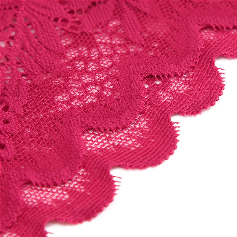 Dentelle florale d'un string rouge pour femme