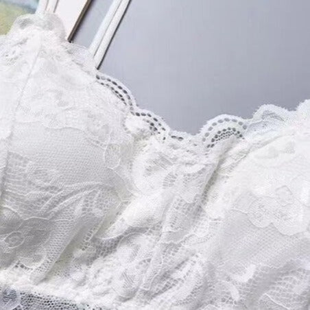 Décolleté d'une bralette blanche chic à fleurs sans attache