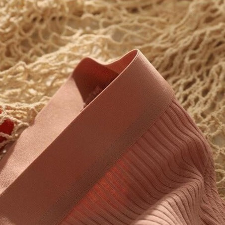 élastique d'un slip rose en coton pour femme