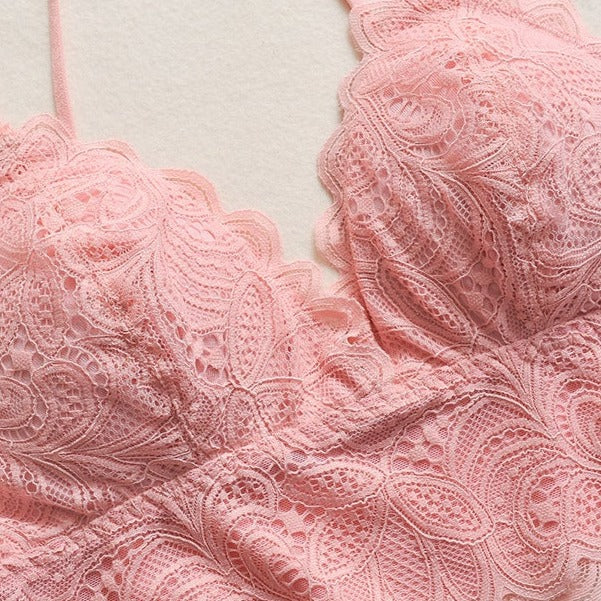 Décolleté d'un bustier rose en dentelle sans attache