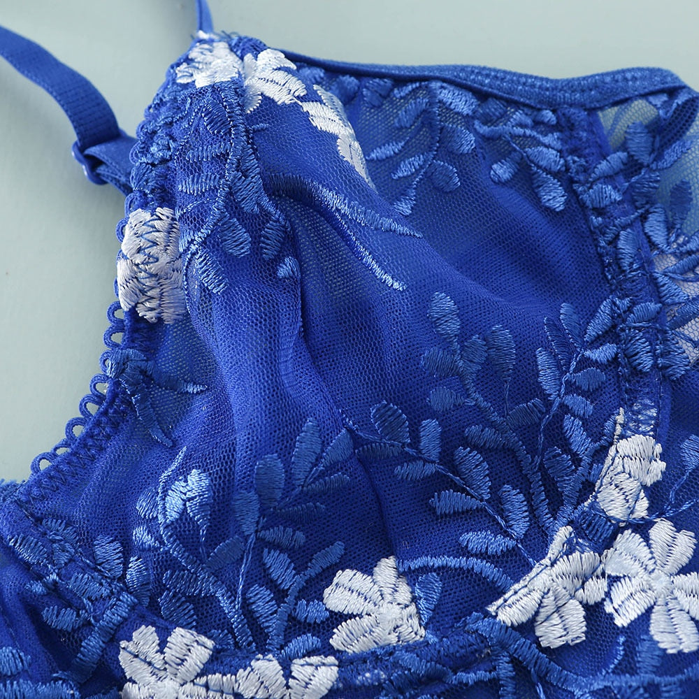 Bonnet en dentelle bleue et blanche d'un ensemble floral bustier et string