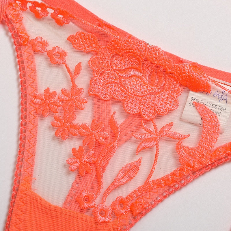 Tulle et dentelle fleurie d'un string ficelle orange