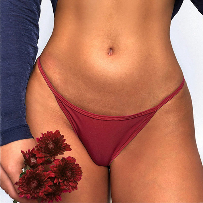 String bordeaux avec guipure florale à l'arrière