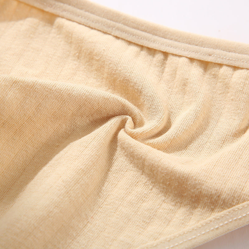 Tissu beige d'un string en coton pour femme