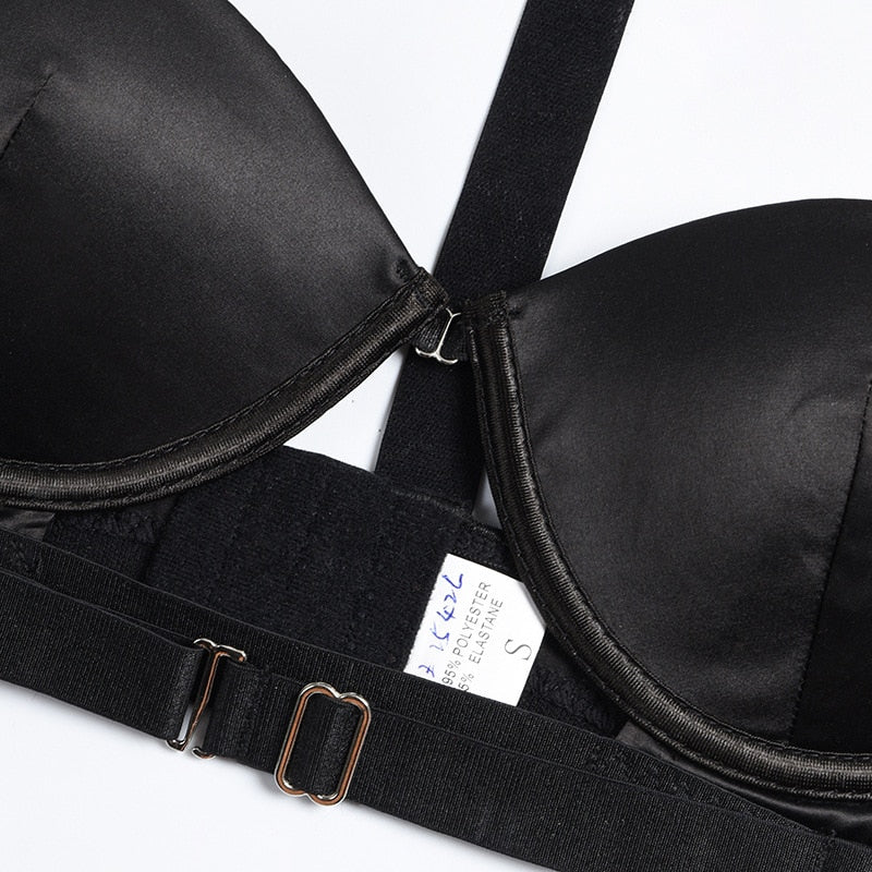 bonnets d'un ensemble de lingerie noir