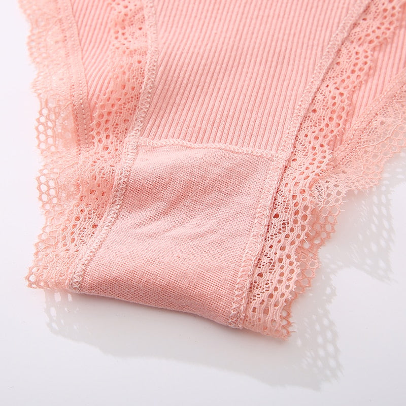 Doublure en coton d'un slip rose pour femme