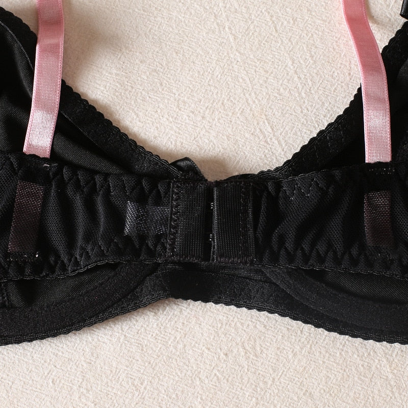 attaches d'un soutien-gorge noir