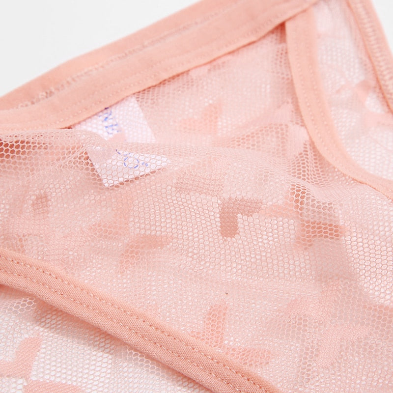 Dentelle rose d'un slip brésilien pour femme